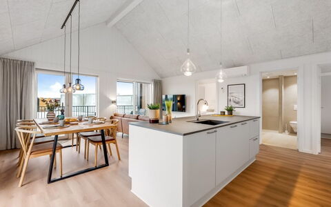 Thormund - 400M from the Sea: Sol, Sol, Plafond, Parquet, Luminaire, Dur, Planche, Cuisine