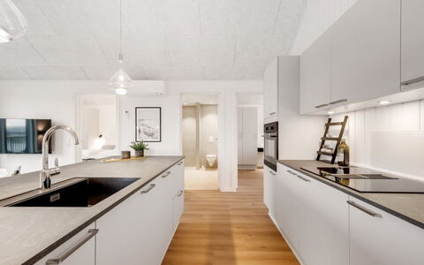 Thormund - 400M from the Sea: Cuisine, Sol, Design Intérieur, Bois, Plafond, Comptoir, Sol, Appareil De Cuisine, Parquet, Luminaire