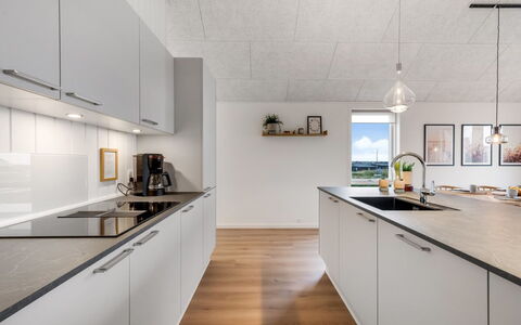 Thormund - 400M from the Sea: Cuisine, Sol, Plafond, Sol, Design Intérieur, Comptoir, Appareil De Cuisine, Principaux Appliance