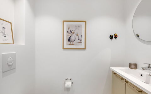 Thormund - 400M from the Sea: Mur, Design Intérieur, Luminaire Plomberie, Sol, Sol, Salle De Bains, Éclairage, Plomberie, Plafond, Lavabo