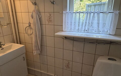 Lonneke - from the Sea: Sol, Luminaire Plomberie, Sol, Plomberie, Salle De Bains, Lavabo, Pièce, Évier, Robinet, Tuile