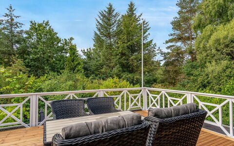 Lonneke - from the Sea: Toit, Maison, Lot Terre, Domicile, Chalet, Biens, Batiments Jardin, Ombre, Cabane En Rondins, Aménagement Paysager