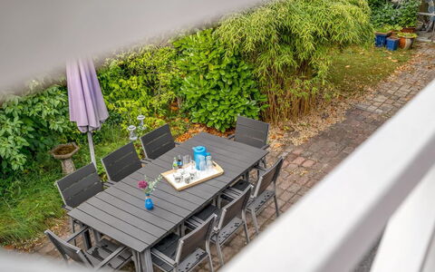 Lonneke - from the Sea: Toit, Maison, Lot Terre, Domicile, Chalet, Biens, Batiments Jardin, Ombre, Cabane En Rondins, Aménagement Paysager