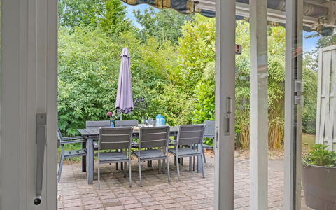 Lonneke - from the Sea: Toit, Maison, Lot Terre, Domicile, Chalet, Biens, Batiments Jardin, Ombre, Cabane En Rondins, Aménagement Paysager