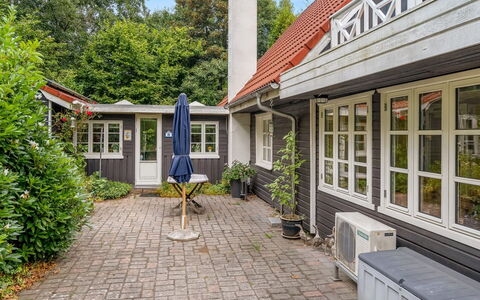 Lonneke - from the Sea: Toit, Maison, Lot Terre, Domicile, Chalet, Biens, Batiments Jardin, Ombre, Cabane En Rondins, Aménagement Paysager