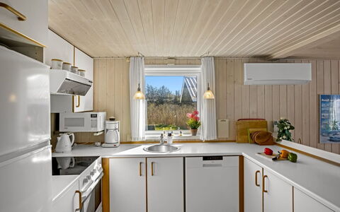 Ingalil - 200M from the Sea: Cuisine, Bois, Comptoir, Design Intérieur, Sol, Plafond, Appareil De Cuisine, Principaux Appliance, Sol, Pièce
