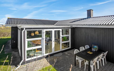 Ingalil - 200M from the Sea: Bois, Toit, Domicile, Maison, Porte, Chalet, Siding, Lot Terre, Porche, Cour