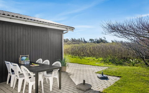 Ingalil - 200M from the Sea: Lot Terre, Domicile, Porte, Ombre, Couverture De Sol, Siding, Chalet, Porche, Jardin, Cour