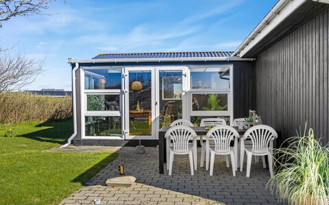 Ingalil - 200M from the Sea: Architecture, Domicile, Toit, Porte, Chalet, Siding, Jardin, Cour, Porche, Biens