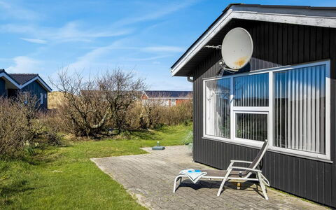 Ingalil - 200M from the Sea: Maison, Domicile, Chalet, Toit, Siding, Ombre, Cabanon, Cour, Batiments Jardin, Porche