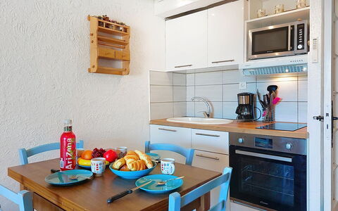 La Bressado: Meubles, Design Intérieur, Cuisine, Sol, Principaux Appliance, Bois, Sol, Comptoir, Pièce, Appareil De Cuisine
