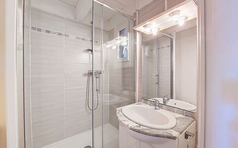 La Bressado: Luminaire Plomberie, Design Intérieur, Salle De Bains, Sol, Sol, Évier, Lavabo, Plomberie, Douche, Robinet