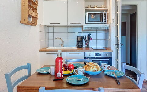 La Bressado: Meubles, Design Intérieur, Sol, Bois, Cuisine, Principaux Appliance, Sol, Pièce, Comptoir, Appareil De Cuisine
