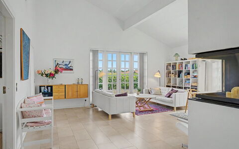 Ion - 1Km from the Sea: Meubles, Sol, Design Intérieur, Sol, Mur, Canapé, Plafond, Bois, Salon, Pièce