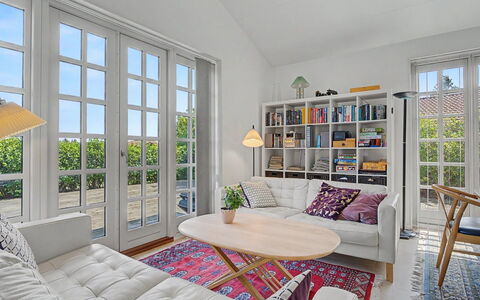 Ion - 1Km from the Sea: Meubles, Design Intérieur, Sol, Canapé, Sol, Salon, Bois, Pièce, Plafond, Table