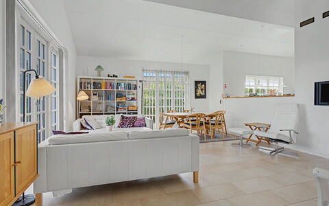 Ion - 1Km from the Sea: Meubles, Design Intérieur, Sol, Sol, Canapé, Mur, Bois, Plafond, Salon, Parquet