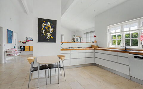 Ion - 1Km from the Sea: Sol, Design Intérieur, Sol, Meubles, Bois, Plafond, Cuisine, Parquet, Chaise, Comptoir