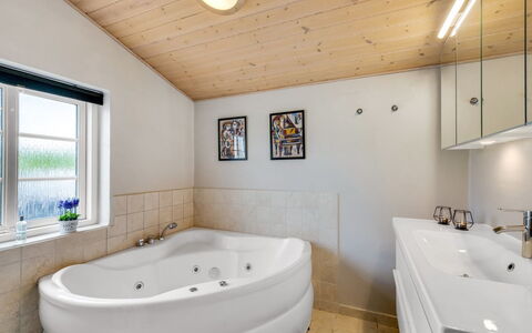 Meindor - 450M to the Fjord: Luminaire Plomberie, Sol, Design Intérieur, Salle De Bains, Plafond, Sol, Baignoire, Plomberie, Pièce, Domicile