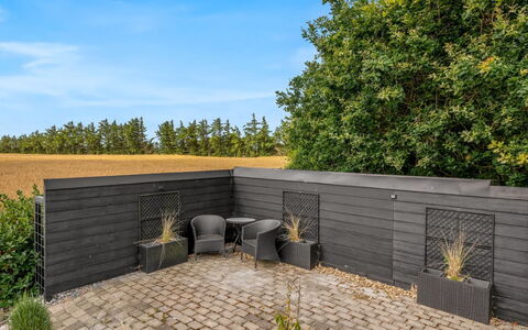 Meindor - 450M to the Fjord: Jardin, Composite, Arrière-Cour, Aménagement Paysager, Siding, Planche, Cour, Dur, Ombre