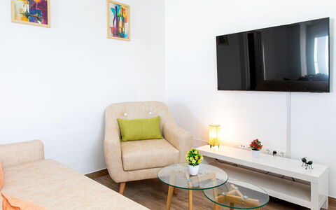 Elvix Nerja Center a: Meubles, Design Intérieur, Canapé, Mur, Sol, Sol, Salon, Pièce, Bois, Domicile