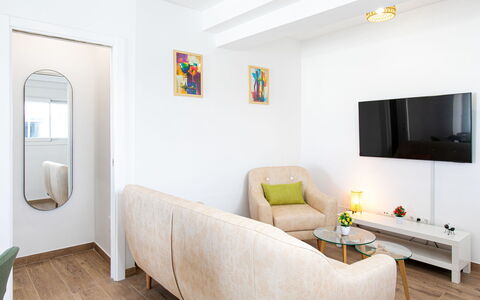 Elvix Nerja Center a: Meubles, Design Intérieur, Canapé, Sol, Mur, Sol, Salon, Bois, Pièce, Domicile