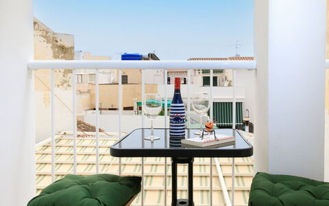 Elvix Nerja Center a: Meubles, Chaise, Design Intérieur, Mobilier De Jardin, Appartement, Balcon, Tableau De Plein Air, Chaise Pliante, Tache De Bois, Table Basse