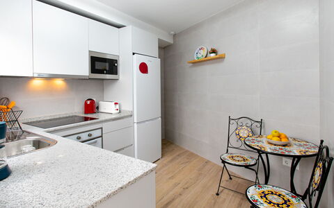 Elvix Nerja Center a: Cuisine, Mur, Sol, Comptoir, Principaux Appliance, Design Intérieur, Sol, Appareil De Cuisine, Meubles, Pièce