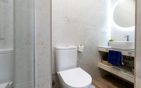 Elvix Nerja Center a: Siège De Toilette, Salle De Bains, Toilette, Luminaire Plomberie, Sol, Mur, Sol, Design Intérieur, Évier, Plomberie