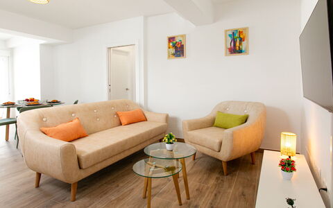 Elvix Nerja Center a: Meubles, Design Intérieur, Sol, Canapé, Sol, Bois, Pièce, Salon, Textile, Plafond