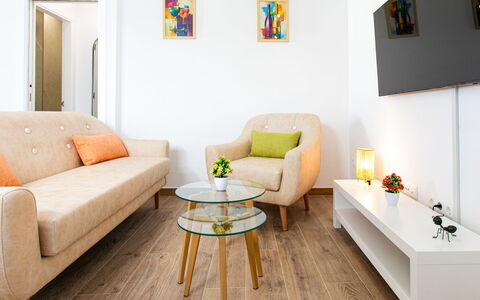 Elvix Nerja Center a: Meubles, Design Intérieur, Sol, Canapé, Mur, Sol, Bois, Salon, Pièce, Parquet