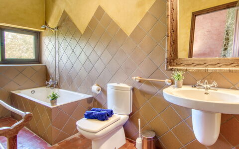 Mas Nualart: Design Intérieur, Sol, Sol, Luminaire Plomberie, Mur, Salle De Bains, Meubles, Éclairage, Plomberie, Robinet