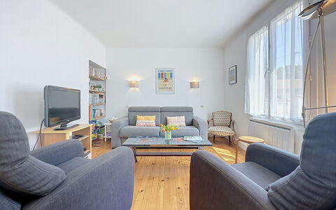 Claire Joie: Meubles, Design Intérieur, Canapé, Sol, Sol, Pièce, Salon, Plafond, Table, Appartement
