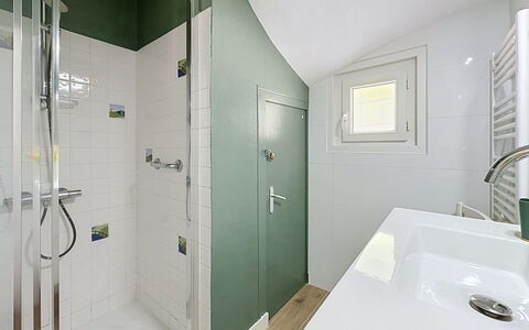 Claire Joie: Salle De Bains, Luminaire Plomberie, Mur, Sol, Sol, Design Intérieur, Toilette, Plafond, Robinet, Lavabo