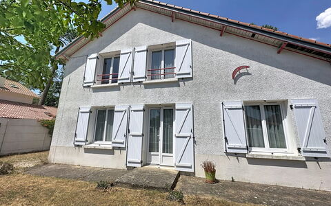 Claire Joie: Mur, Bâtiment, Fenêtre, Maison, Domicile, Zone Résidentielle, Porte, Établissements Humains, Chalet, Siding