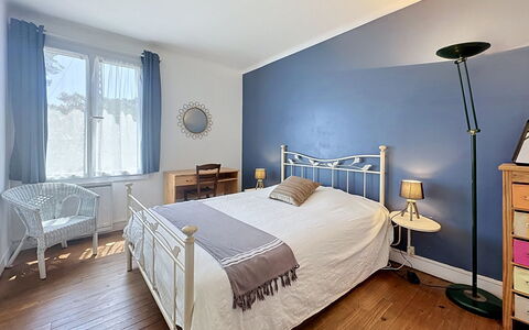 Claire Joie: Lit, Chambre, Meubles, Literie, Mur, Design Intérieur, Drap De Lit, Plafond, Sol, Sol