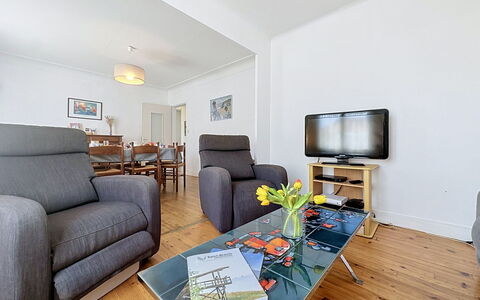 Claire Joie: Meubles, Design Intérieur, Canapé, Sol, Pièce, Sol, Salon, Appartement, Plafond, Table