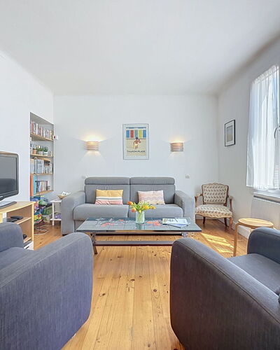 Claire Joie: Meubles, Design Intérieur, Canapé, Sol, Sol, Pièce, Salon, Plafond, Table, Appartement