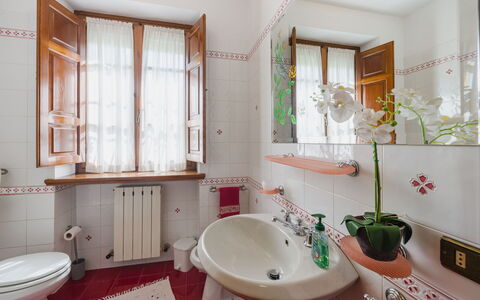 Casa Lulù: Design Intérieur, Luminaire Plomberie, Sol, Lavabo, Sol, Évier, Salle De Bains, Robinet, Pièce, Plomberie