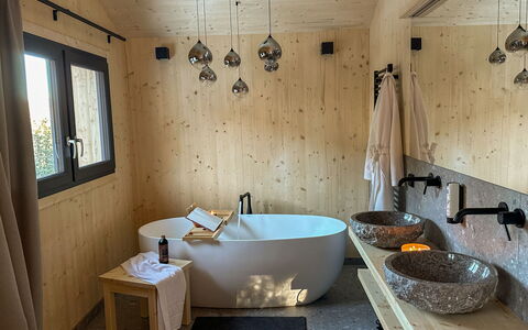 Großveitsch 605: Sol, Luminaire Plomberie, Bois, Design Intérieur, Sol, Salle De Bains, Baignoire, Éclairage, Robinet, Plafond