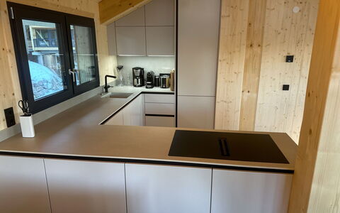 Großveitsch 605: Bois, Sol, Sol, Comptoir, Cuisine, Parquet, Tache De Bois, Dur, Cabinetry, Luminaire Plomberie
