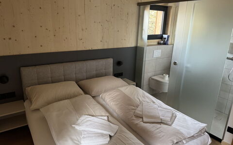 Großveitsch 607: Lit, Chambre, Drap De Lit, Literie, Bois, Sol, Sol, Design Intérieur, Cadre De Lit, Pièce
