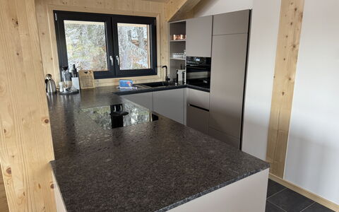 Großveitsch 607: Cuisine, Sol, Comptoir, Cabinetry, Granit, Matériau Naturel, Appareil De Cuisine, Principaux Appliance, Tache De Bois, Électroménager