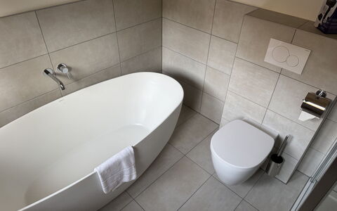 Großveitsch 607: Sol, Salle De Bains, Mur, Luminaire Plomberie, Sol, Design Intérieur, Toilette, Plomberie, Tuile, Composite