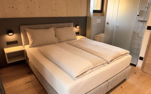 02 Nth055 18F Sup Chalet mit Sauna und Hot Tub 2 e: Chambre, Lit, Cadre De Lit, Literie, Pièce, Drap De Lit, Dur, Oreiller, Matelas, Tache De Bois