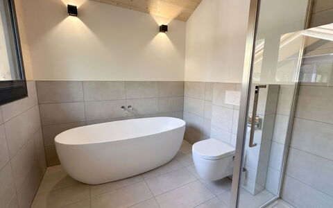 02 Nth055 18F Sup Chalet mit Sauna und Hot Tub 2 e: Sol, Sol, Mur, Luminaire Plomberie, Design Intérieur, Salle De Bains, Baignoire, Plomberie, Tuile, Robinet