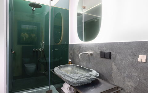 03 Nth032 Deluxe Chalet mit Sauna und Hot Tub: Design Intérieur, Luminaire Plomberie, Miroir, Éclairage, Robinet, Évier, Luminaire, Plomberie, Salle De Bains, Lavabo