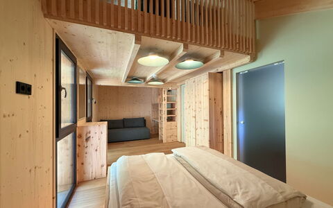 03 Nth032 Deluxe Chalet mit Sauna und Hot Tub: Bois, Design Intérieur, Plafond, Chambre, Sol, Sol, Pièce, Lit, Tache De Bois, Dur