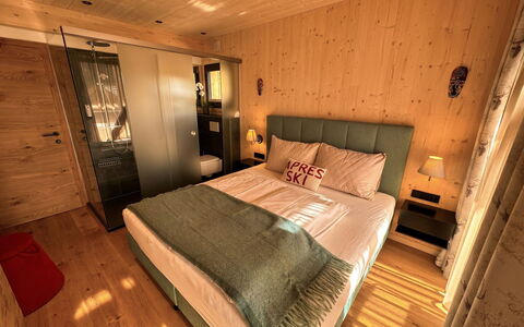 02 Nth056 18G Sup Chalet mit Sauna und Hot Tub 2 e: Design Intérieur, Meubles, Sol, Sol, Lit, Chambre, Bois, Drap De Lit, Pièce, Literie