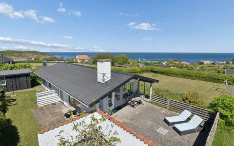 Anelia - 400M from the Sea: Maison, Arbuste, Domicile, Zone Résidentielle, Biens, Chalet, Hacienda, Cour, Ombre, Pelouse