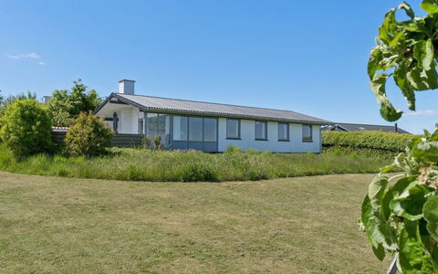 Anelia - 400M from the Sea: Maison, Arbuste, Domicile, Zone Résidentielle, Biens, Chalet, Hacienda, Cour, Ombre, Pelouse